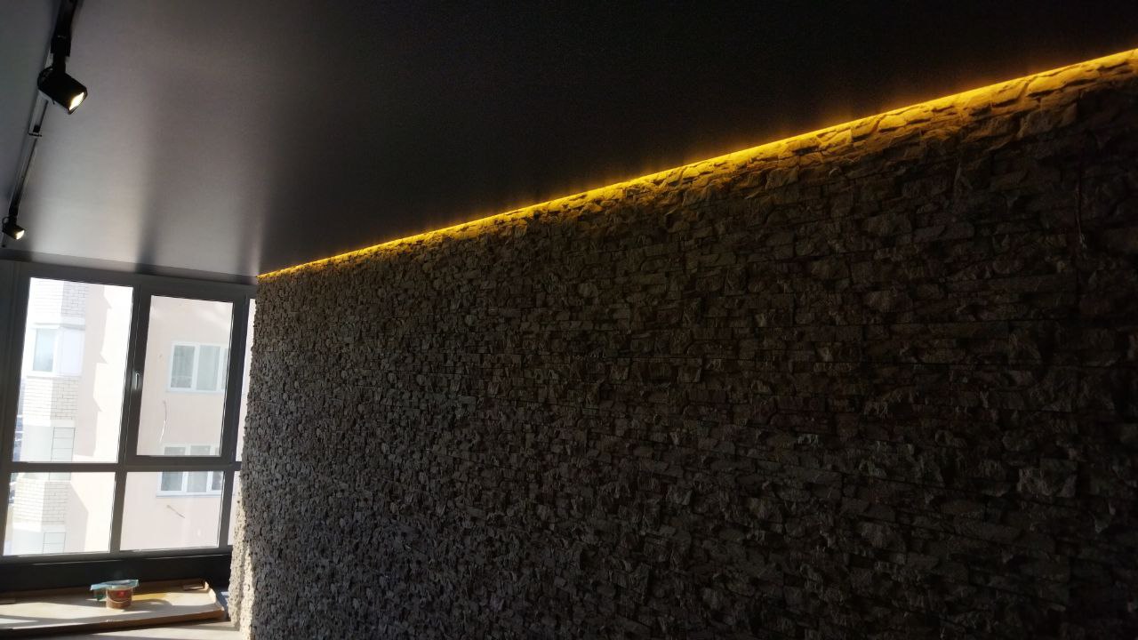 Подсветка стены из природного камня
